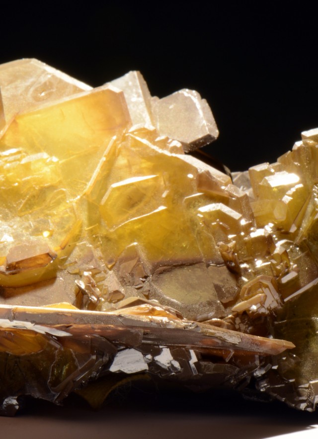 A light yellow and tan mineral with rectangular growths.