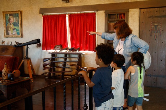 kids on a tour at the hart museum field trip